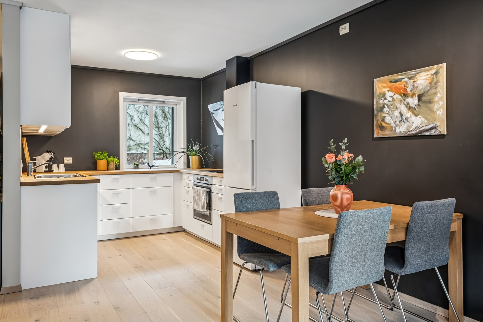 Moderne kjøkken fra 2021 med integrerte hvitevarer. God plass til spisegruppe ved kjøkkenet. Galleribilde