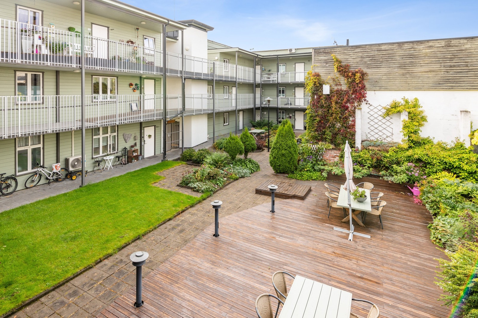 Romslig bakgård er en del av fellesarealet og kan brukes av alle andelseierne. Galleribilde