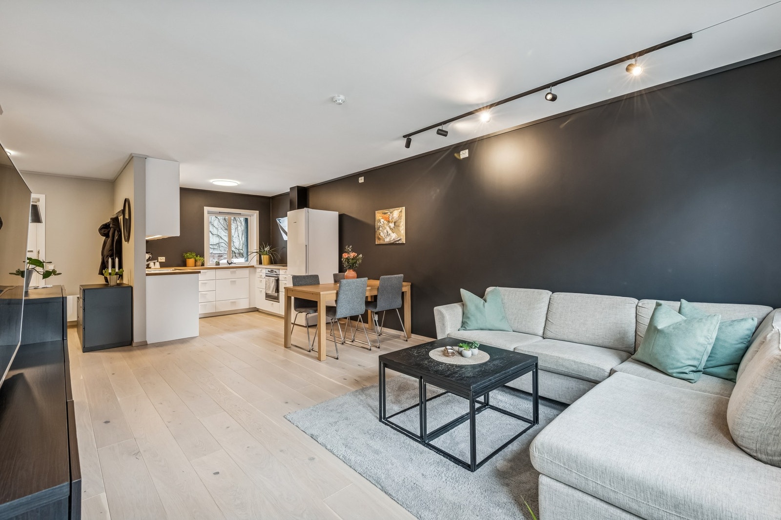 Lys og trivelig stue med åpen løsning mot kjøkken, noe som skaper en god romfølelse. Galleribilde