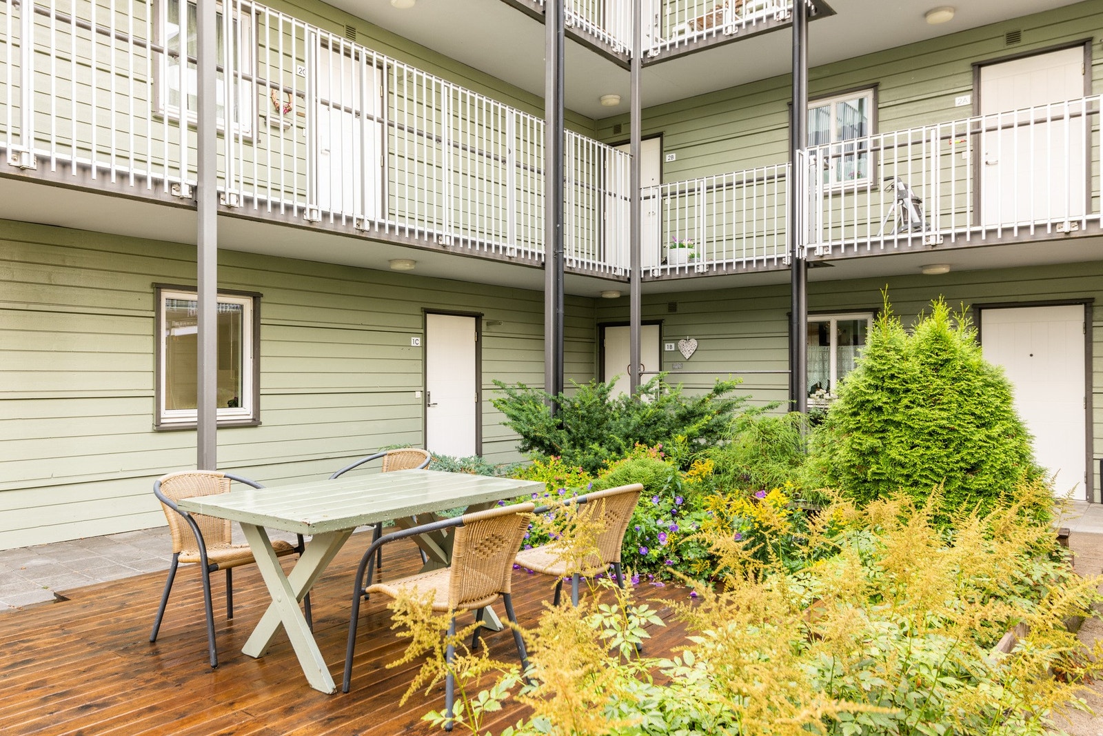 Inngang til leiligheten fra bakkeplan i rolig og skjermet bakgård. Galleribilde