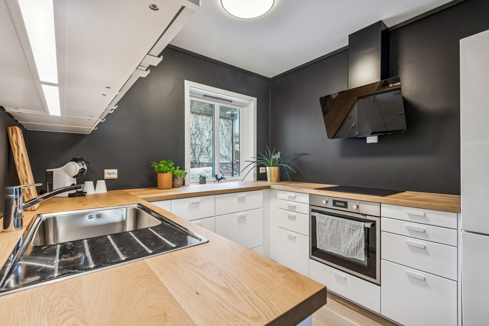 Godt med skap- og benkeplass på kjøkkenet. Galleribilde