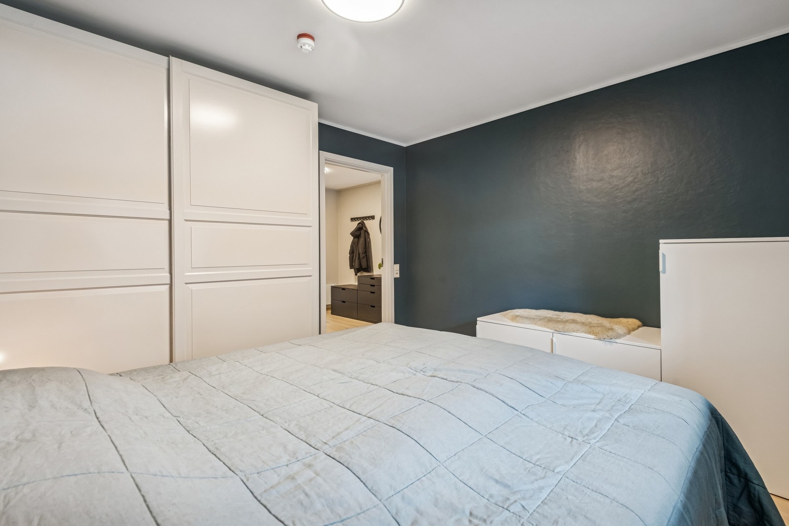 Praktisk skyvedørsgarderobe på soverom. Galleribilde