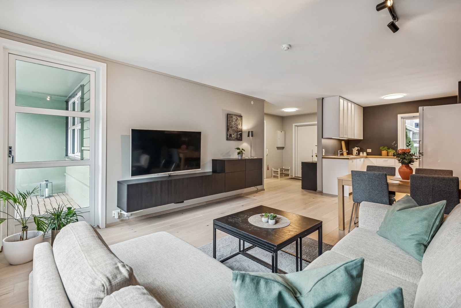 Leiligheten har blitt renovert i perioden 2020-2021 og har moderne og tidsriktige overflater. Galleribilde