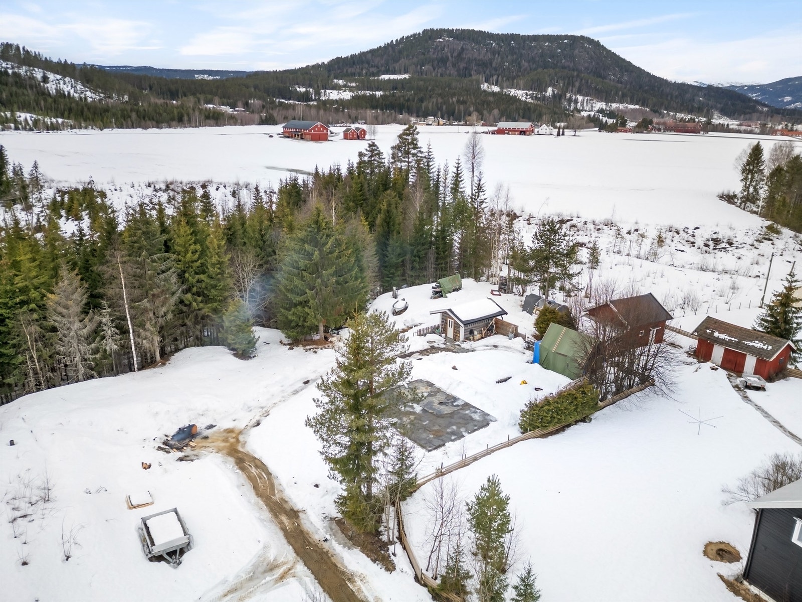 Kort vei ned til fjorden med gode bade- og fiskemuligheter Galleribilde