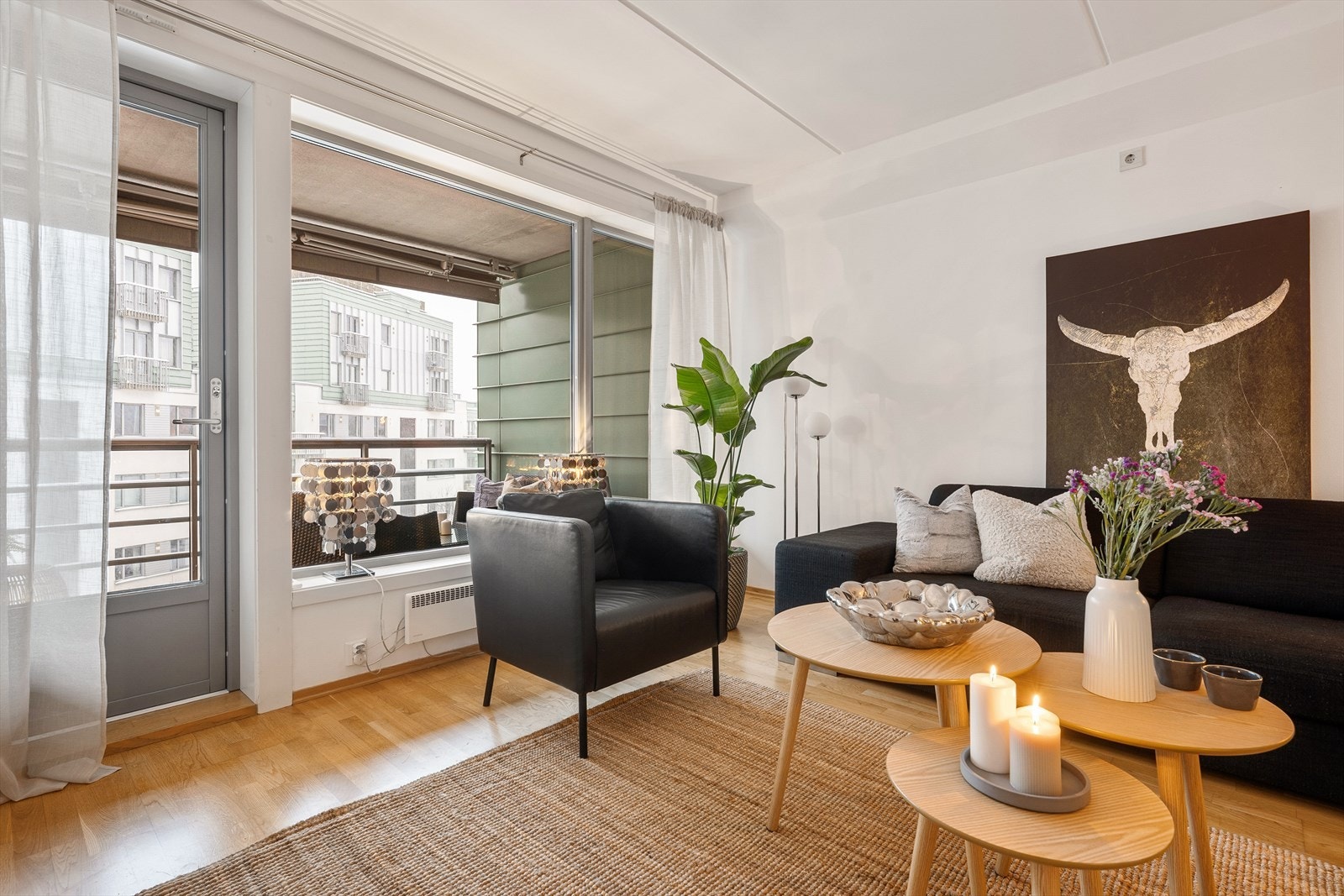 Fra stuen har man et hyggelig utsyn over rolige og pent opparbeidede fellesarealer. Galleribilde