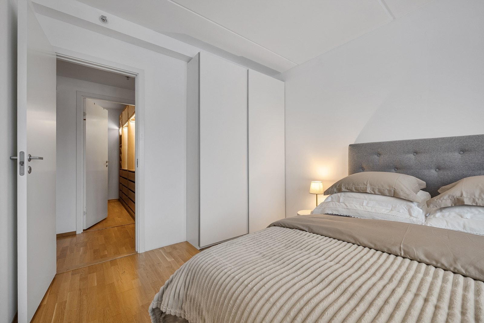 God lagringsplass i garderobeskap med skyvedørsfronter. Galleribilde