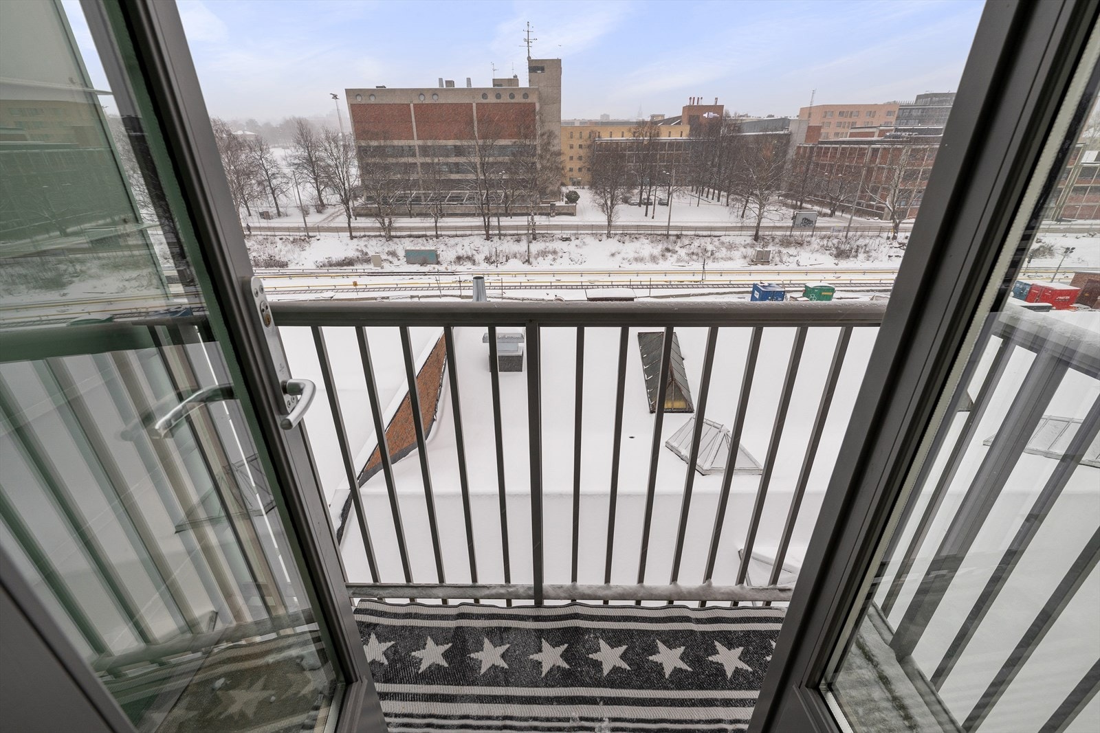 Fra kjøkkenet er det utgang til balkong på ca. 2 kvm. Selger opplyser om sol fra ca. morgen til ca. 13 på sommerstid. Galleribilde