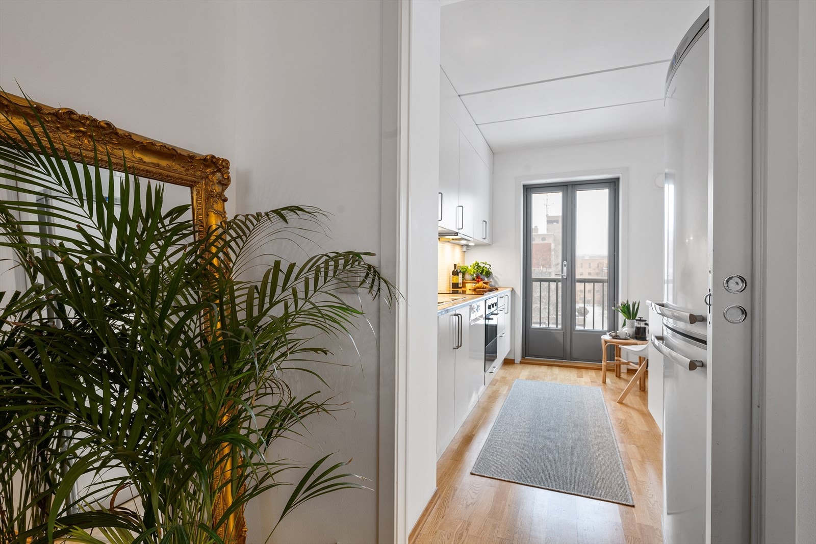 Leilighetens kjøkken ligger separat fra stuen, men skjermet via praktisk skyvedør. Galleribilde