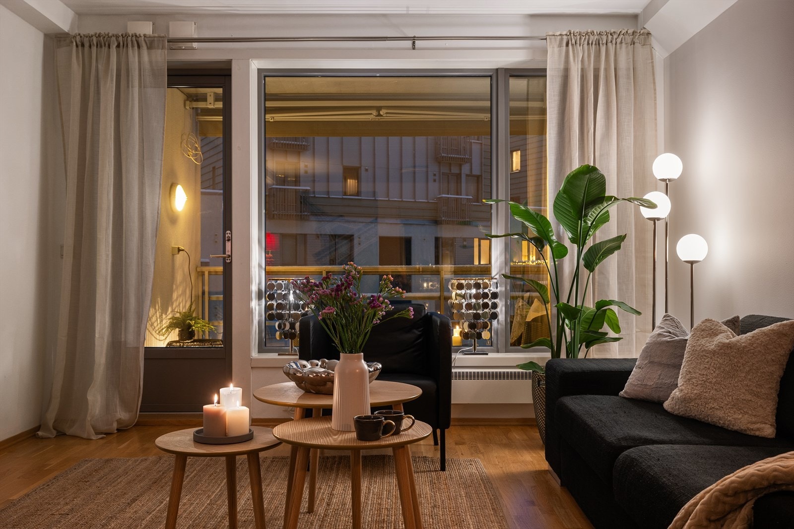 De store vindusflatene sørger for godt lysinnslipp og skaper en luftig atmosfære. Galleribilde