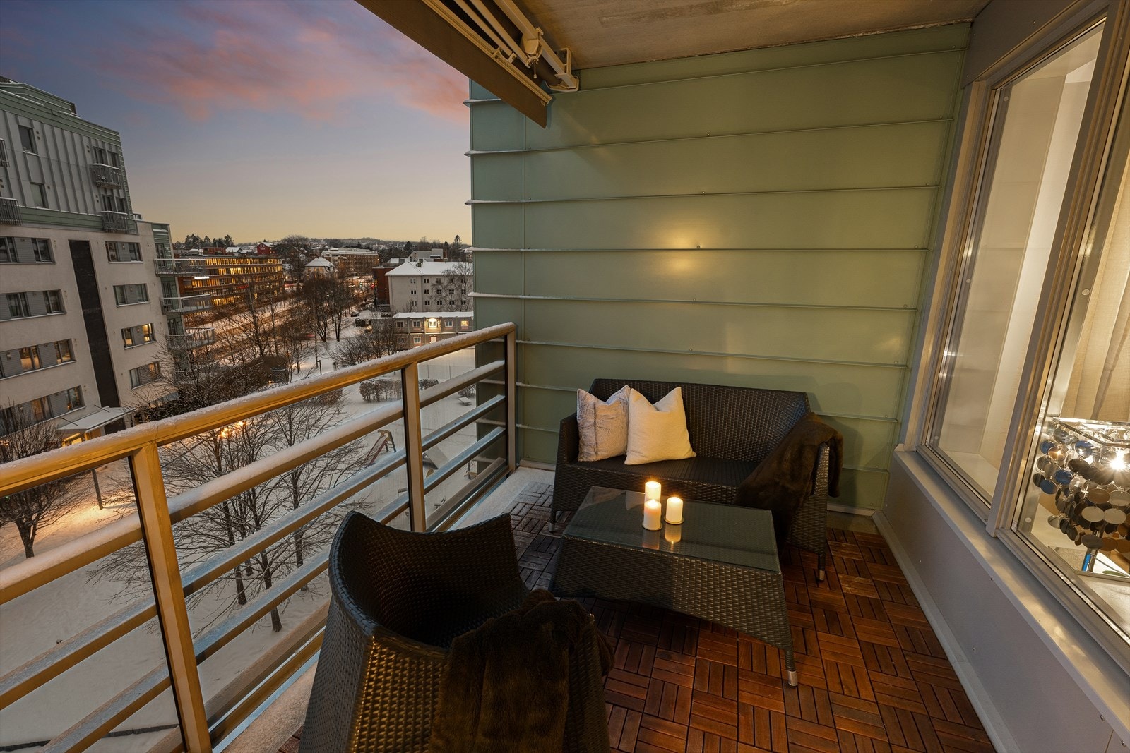 Fra stuen er det utgang til en romslig, solrik balkong på ca. 9 kvm, orientert mot sydvest. Selger opplyser om sol fra ca. 14 til solnedgang på sommerstid. Galleribilde