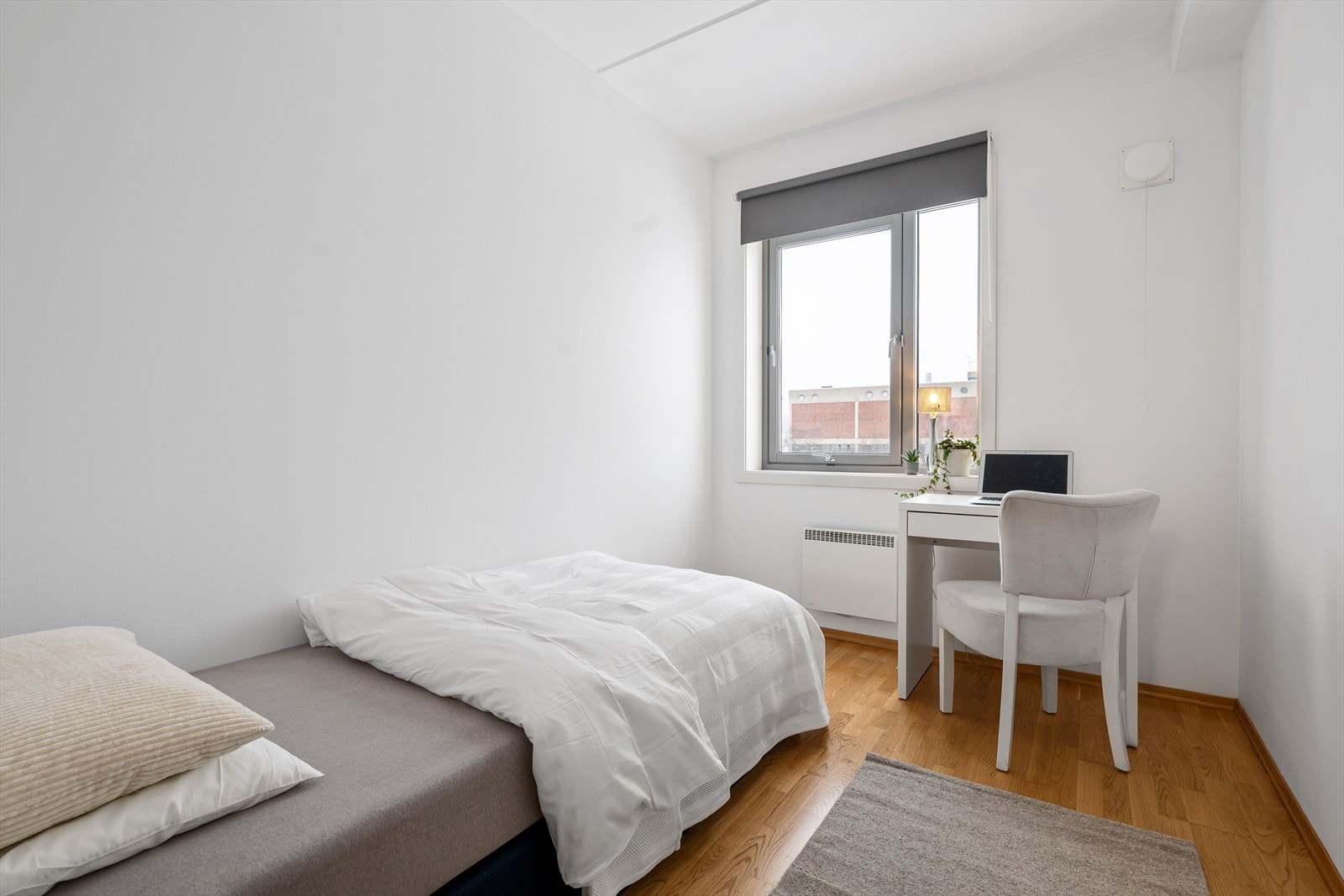 Gode vindusflater som sikrer godt lysinnslipp samt pene parkettgulv mot lysmalte overflater! Galleribilde