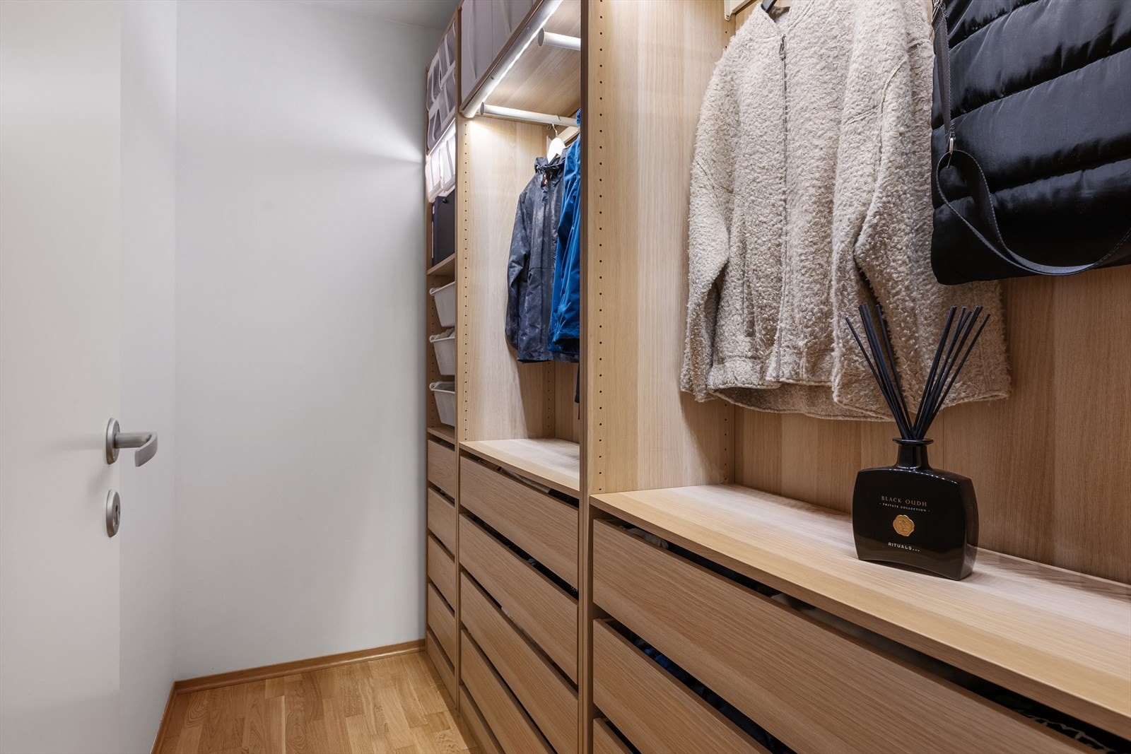 Boligen har en romslig walk-in garderobe som sikrer god oppbevaring i løsning gang/stue. Galleribilde