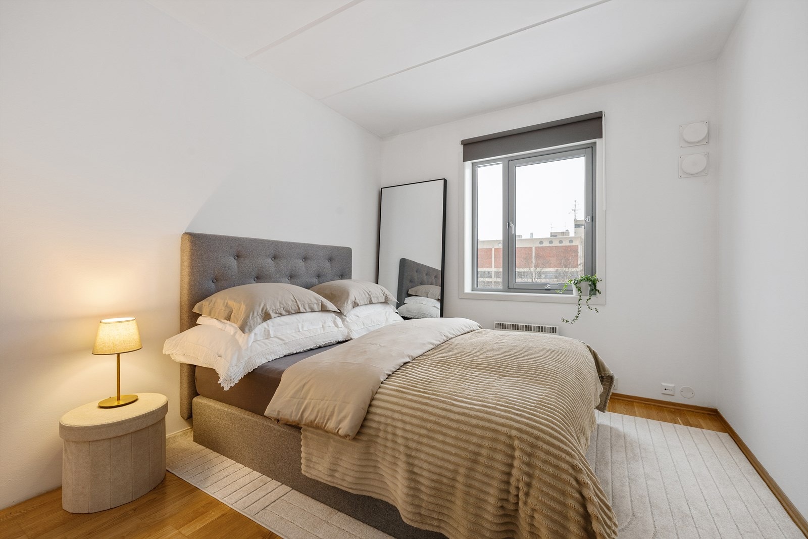 Romslig hovedsoverom med god plass til dobbeltseng, nattbord og øvrig soveromsmøblement. Galleribilde