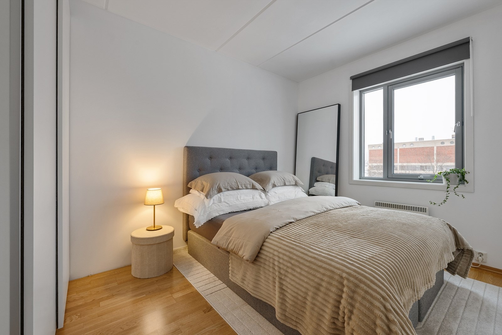 Rommet er lyst med store vindusflater og god takhøyde. Tolags isolerglass fra byggeåret samt trestavs parkett på gulv med lysmalte overflater! Galleribilde