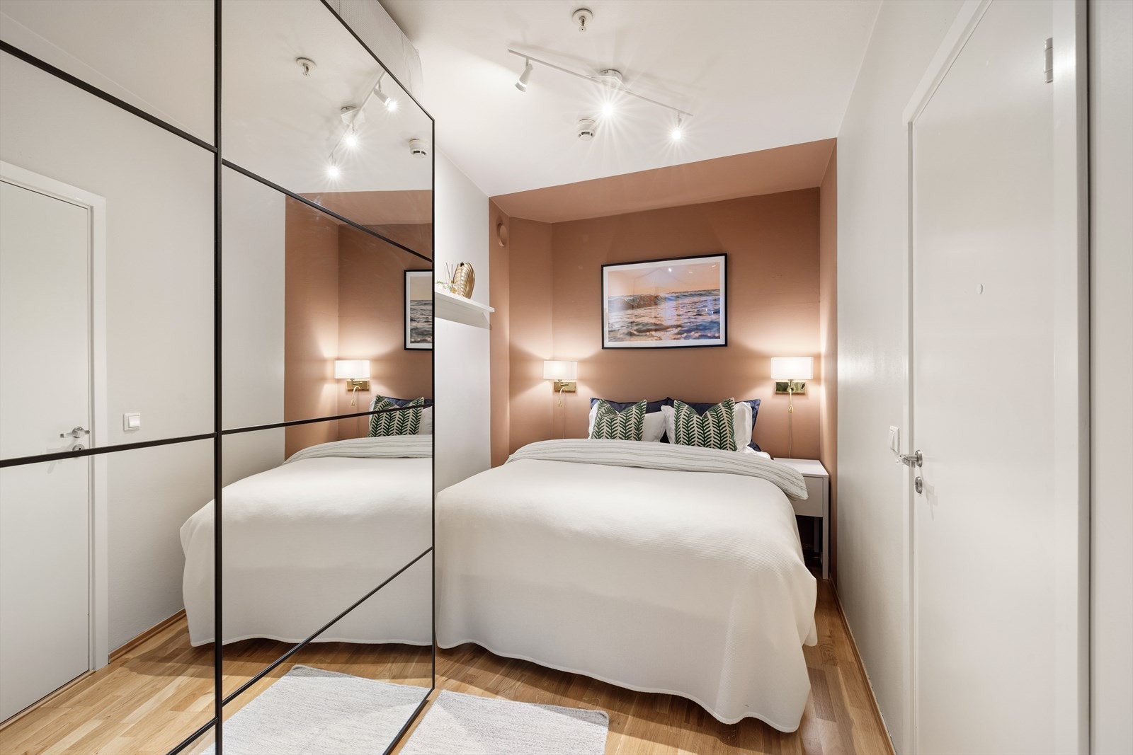 Soverom med god plass til dobbeltseng, et generøst garderobeskap og øvrig møblement Galleribilde