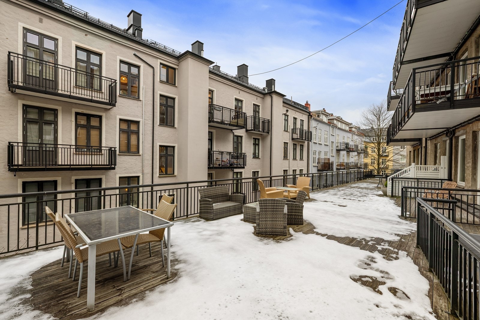 En hyggelig uteplass for beboerne, perfekt for avslappende sommerdager. Galleribilde