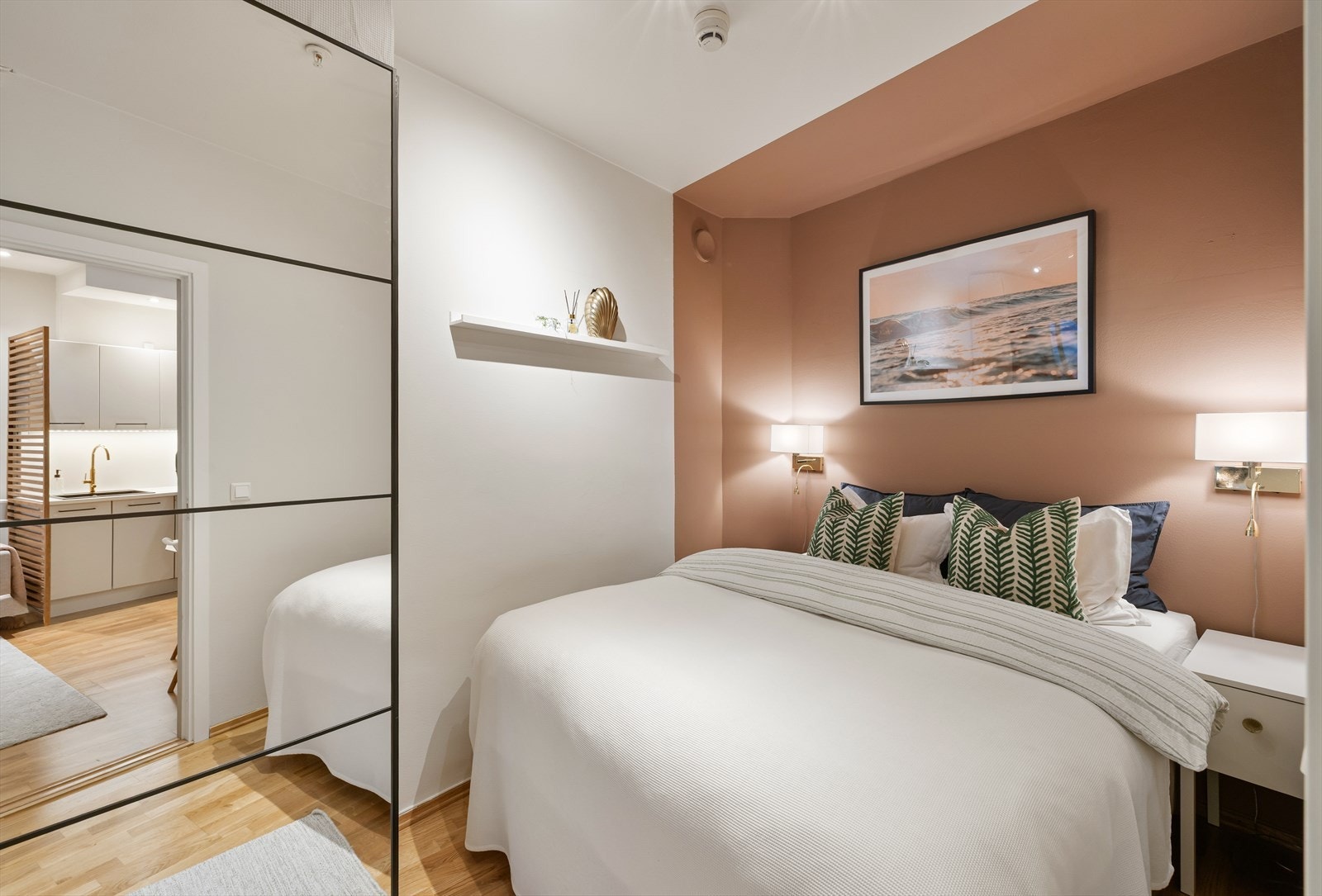 Soverommet har parkett på gulv og malte overflater i fine toner. Galleribilde