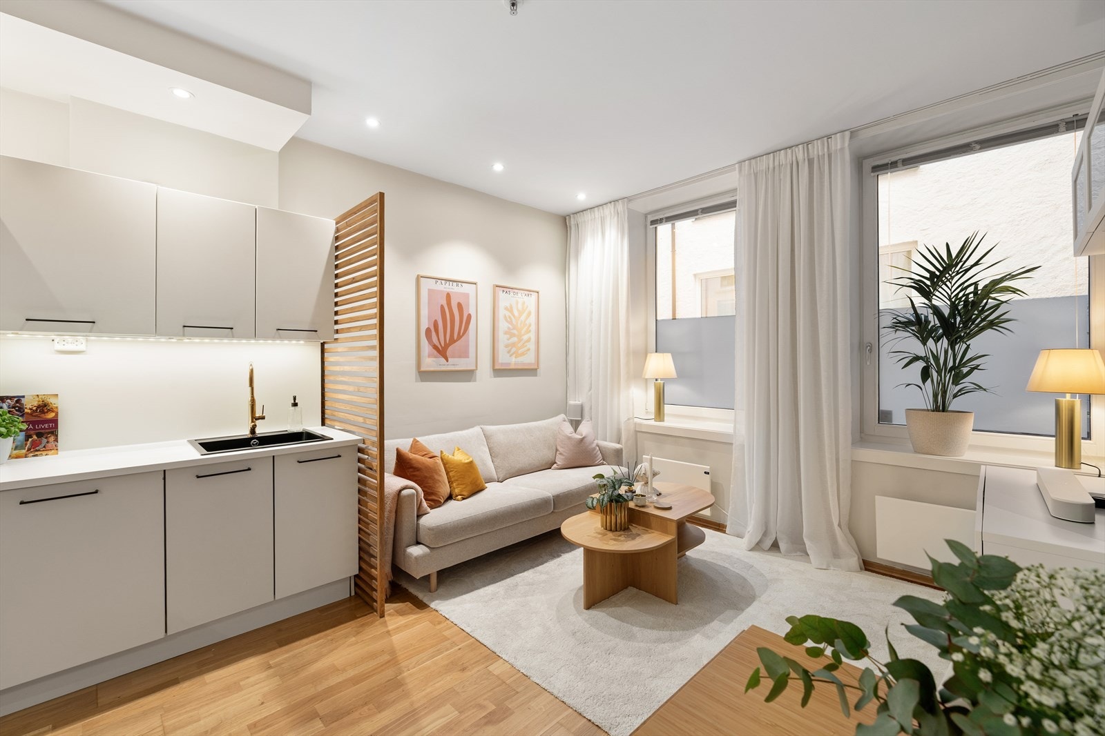 En lys og tiltalende 2-roms selveierleilighet beliggende i rolig indre gård med en svært etterspurt beliggenhet. Galleribilde