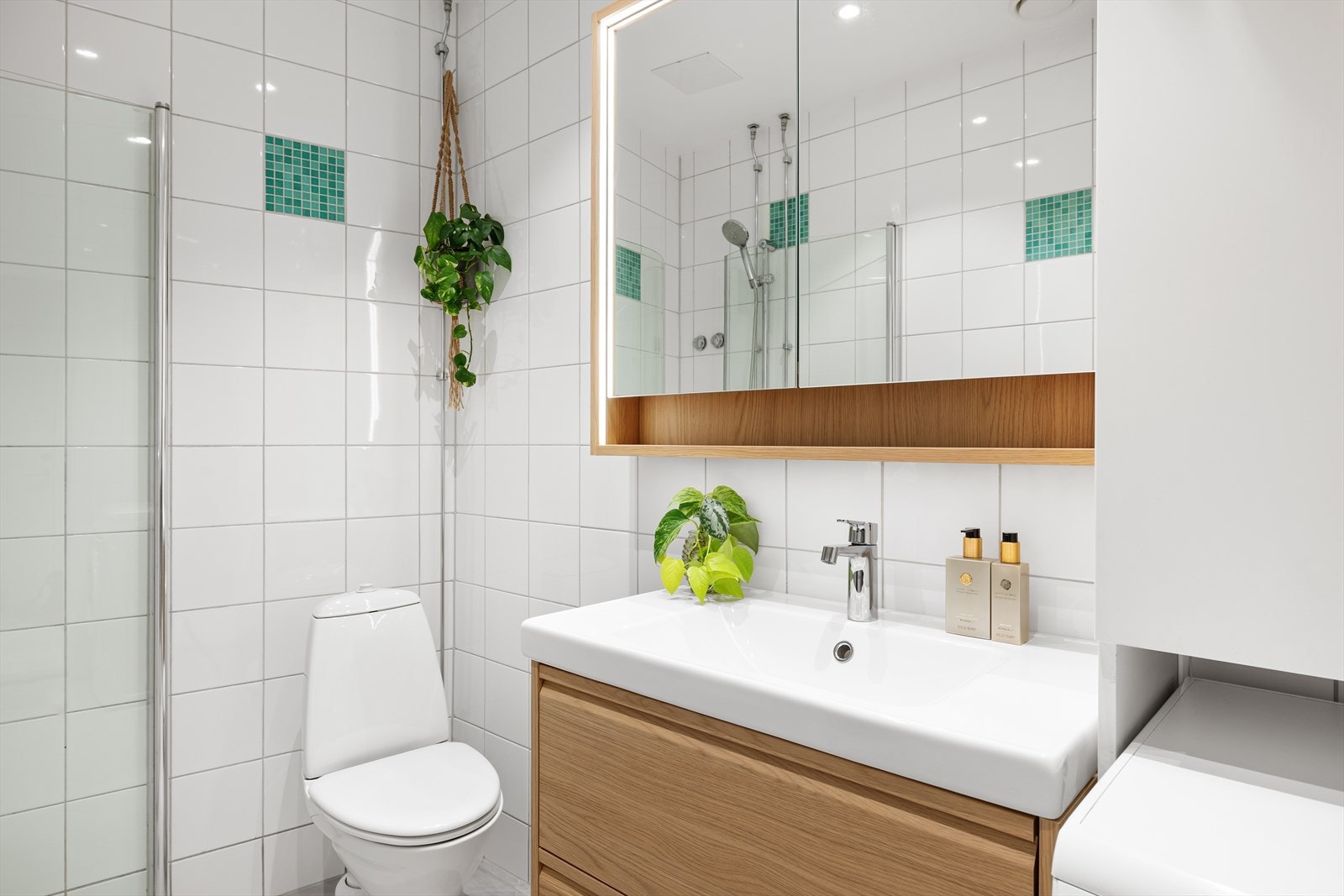 Badet har en stilren og tidsriktig innredning. Galleribilde