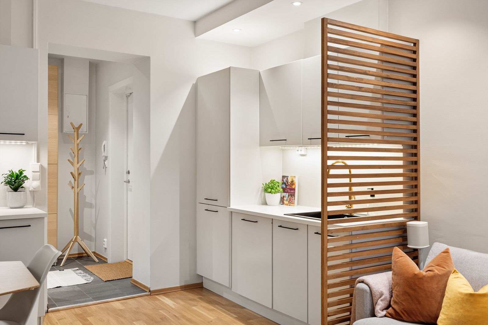 Et lyst og innbydende kjøkken med pen innredning og stemningsfull belysning fra downlights. Galleribilde