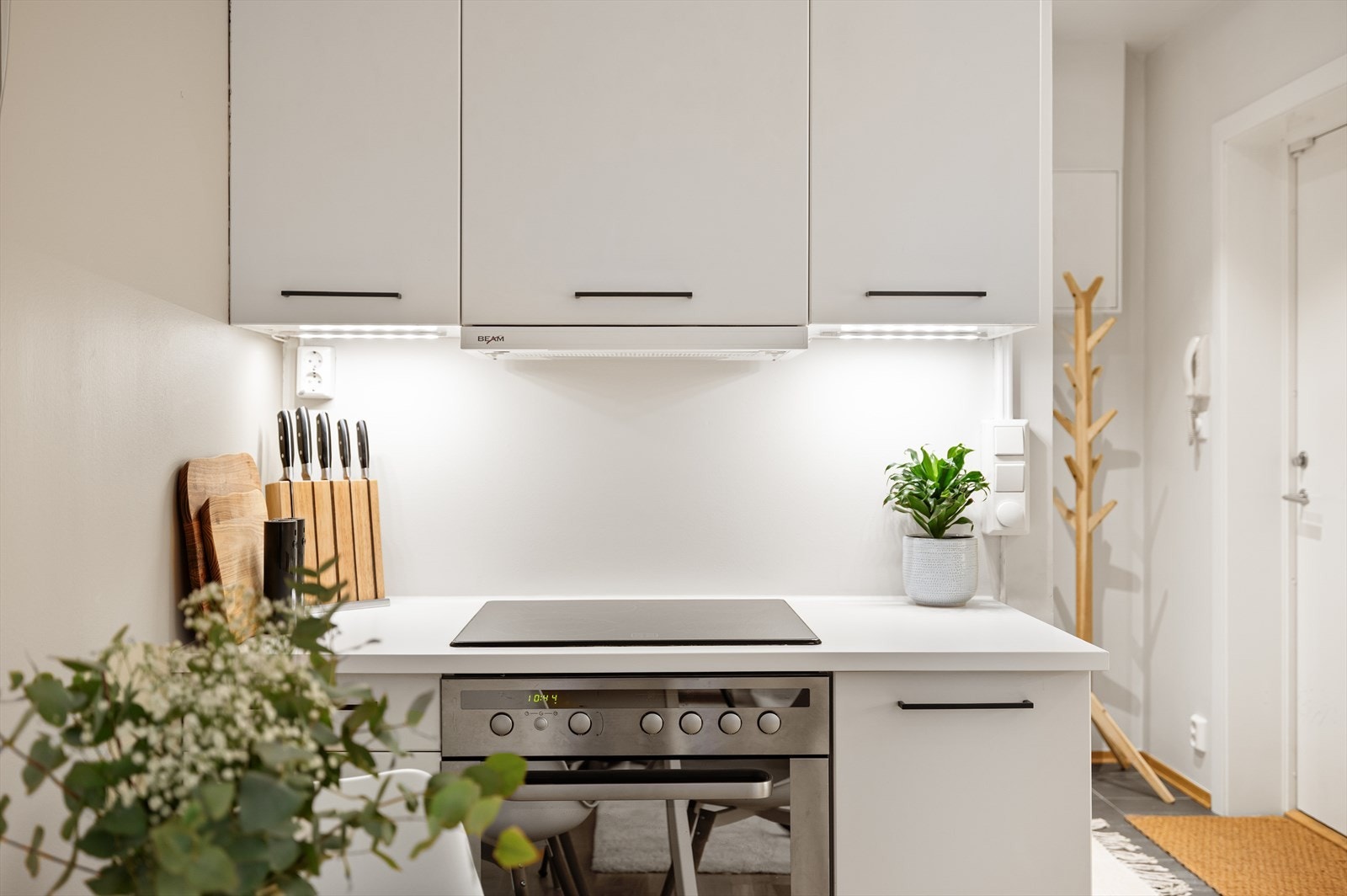 Integrerte hvitevarer og god skapplass gjør kjøkkenet både praktisk og funksjonelt i hverdagen. Galleribilde