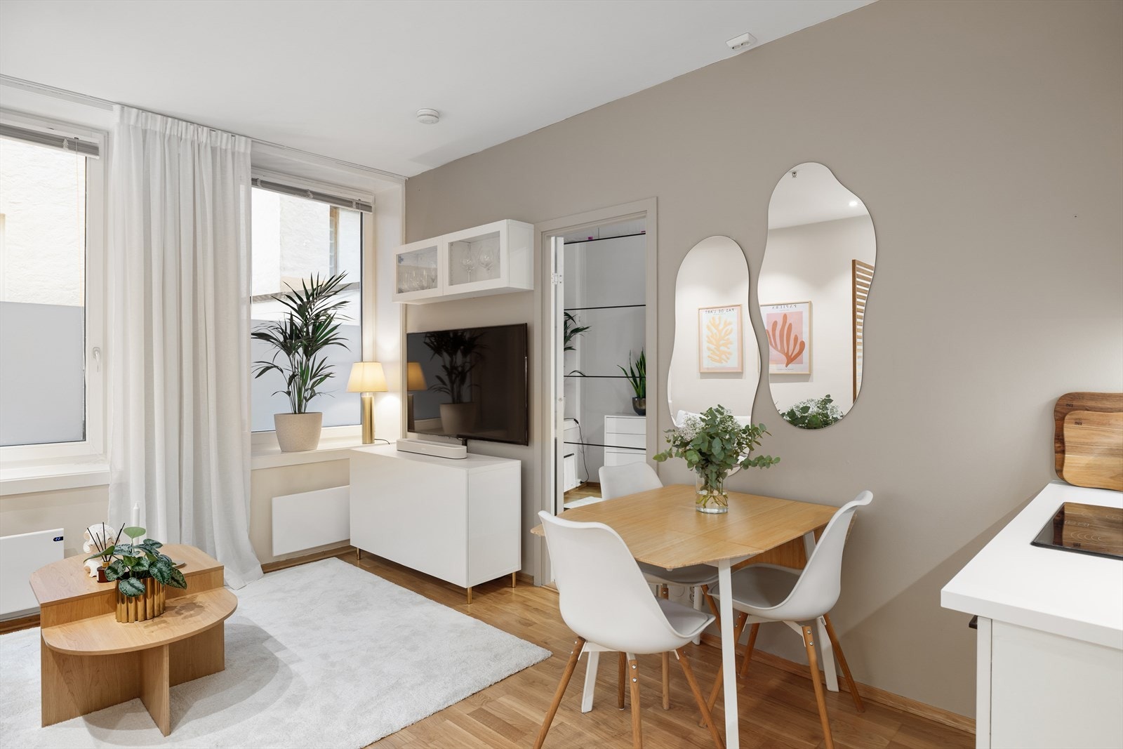 Oppholdsrommet har god plass til spisegruppe og legger til rette for hyggelige sammenkomster. Galleribilde