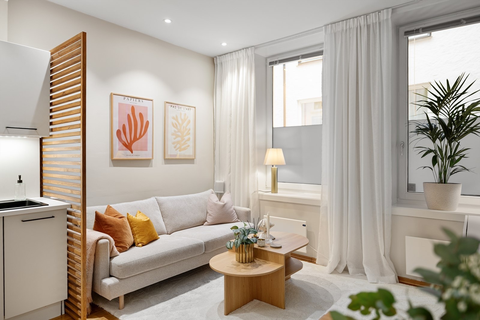 Stuen er smart og arealeffektiv med naturlig inndeling mellom sosiale soner. Galleribilde