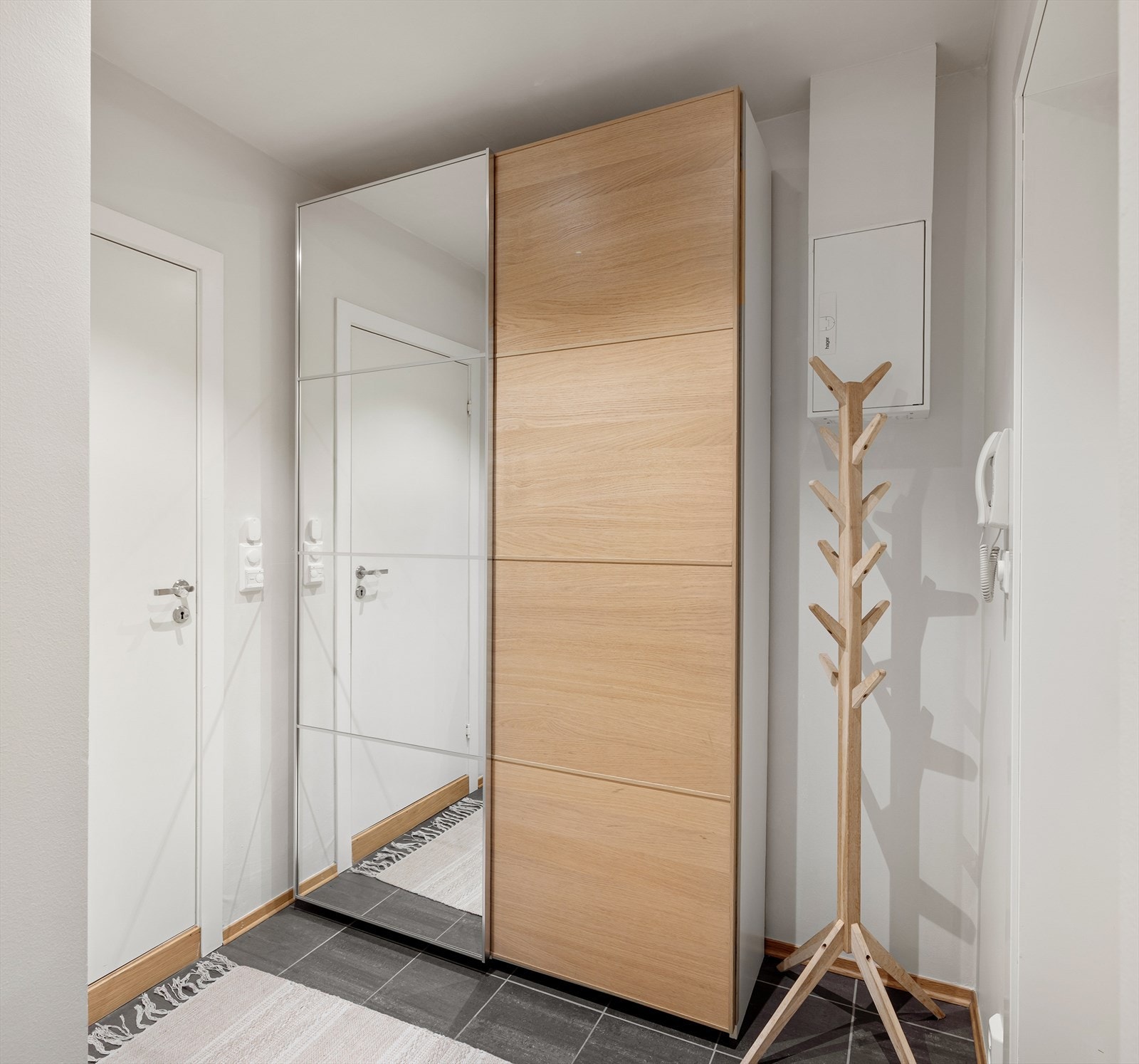 Delikat flislagt entré som gir et godt førsteinntrykk. Galleribilde