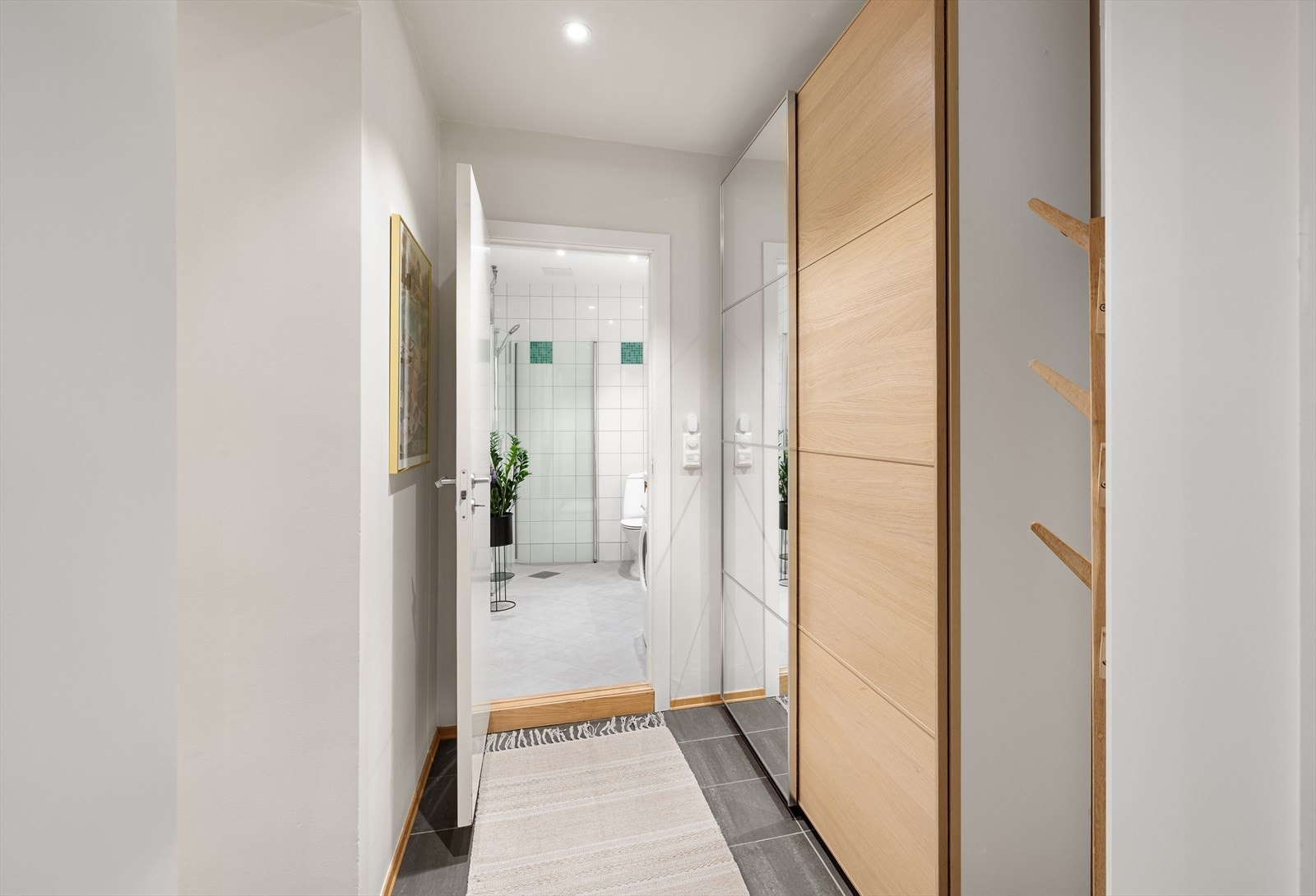 Entréen har plass til et romslig garderobeskap som gir enkel og ryddig oppbevaring Galleribilde