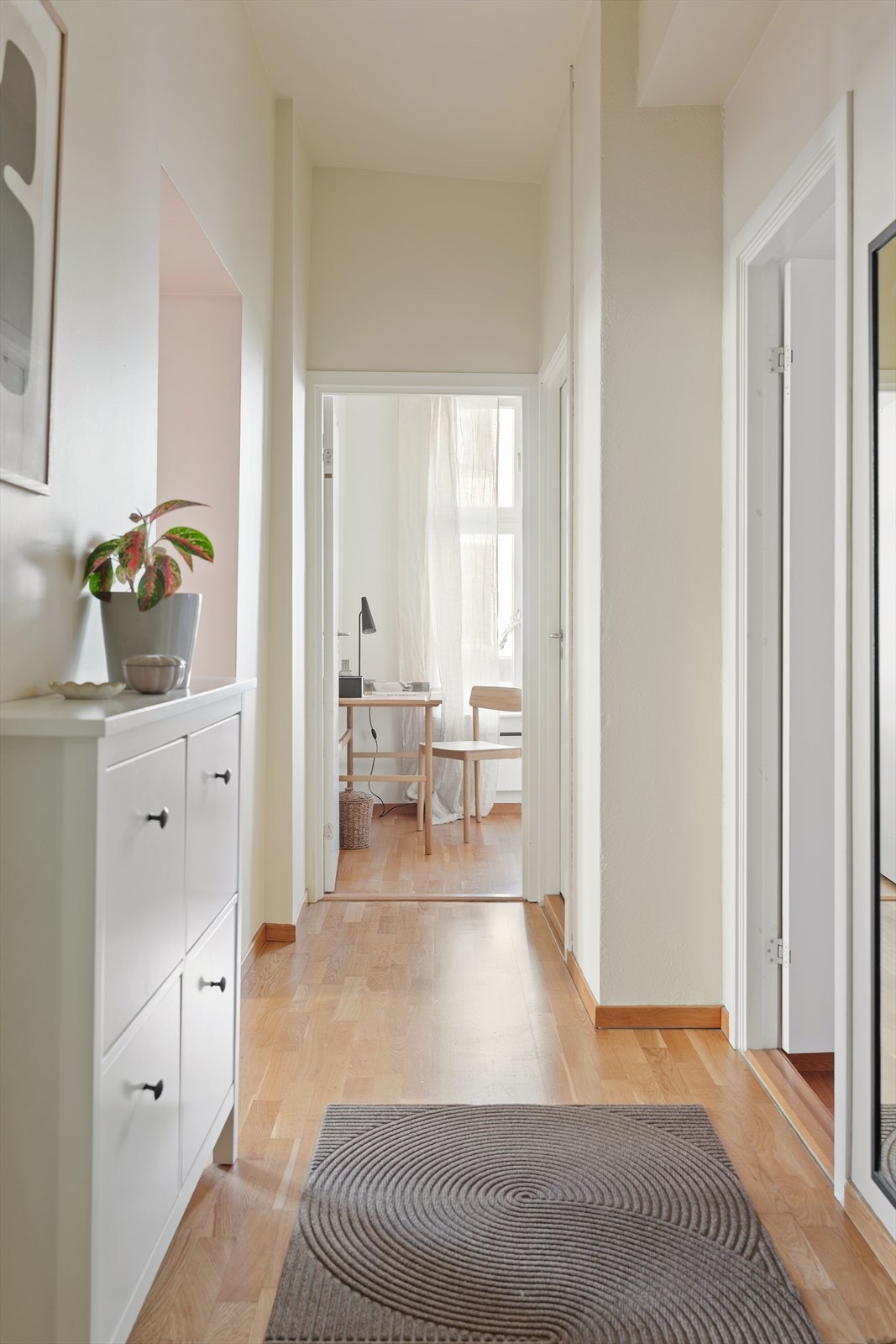 Entréen er lys og innbydende med god takhøyde, og gir et godt førsteinntrykk av leiligheten. Galleribilde