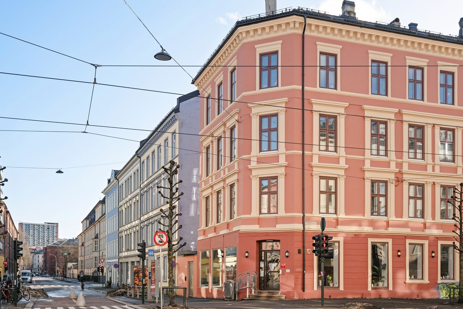 Området har utmerkede kollektivforbindelser med trikk og buss i umiddelbar nærhet. Galleribilde