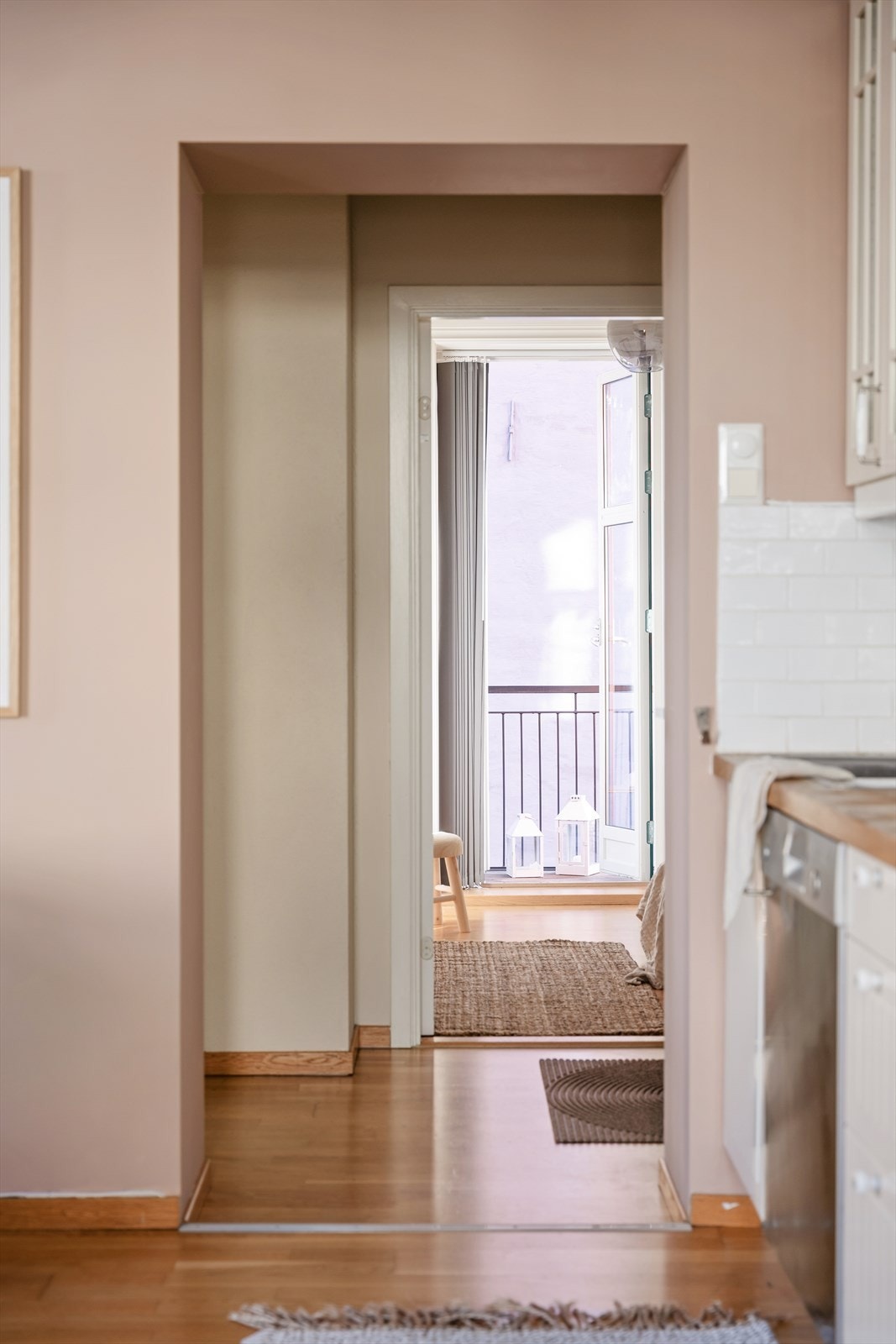 Her er det gjennomgående med gode lysforhold fra store vindusflater. Galleribilde