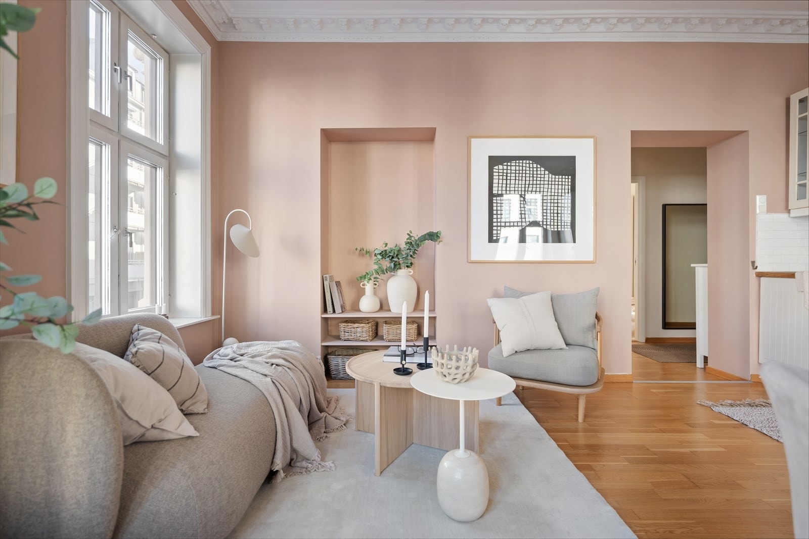 Klassiske detaljer som stukkatur, rosett og en takhøyde på opptil 2,94 meter gir et luftig og elegant uttrykk. Galleribilde