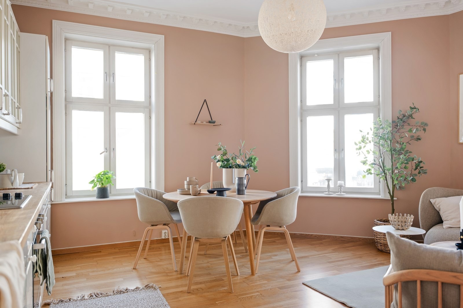 Leiligheten ble oppdelt i 2006 og kombinerer tidløse detaljer med moderne komfort. Galleribilde