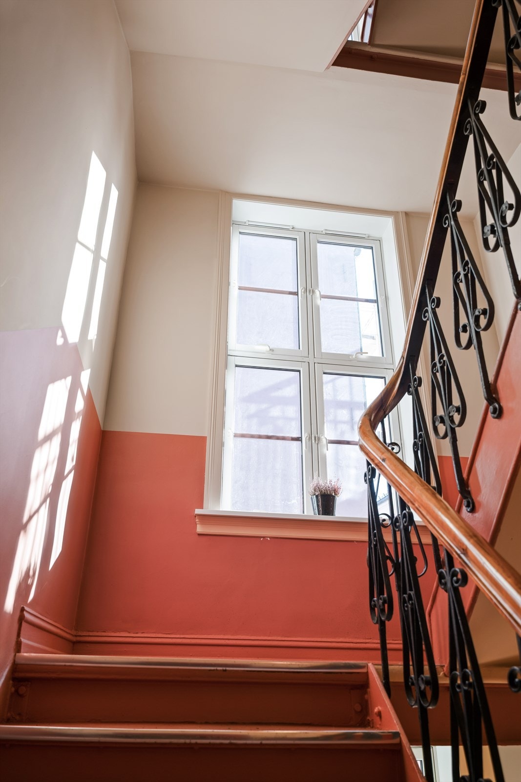 Her bor du sentralt på Grünerløkka i en klassisk 1890-gård. Galleribilde