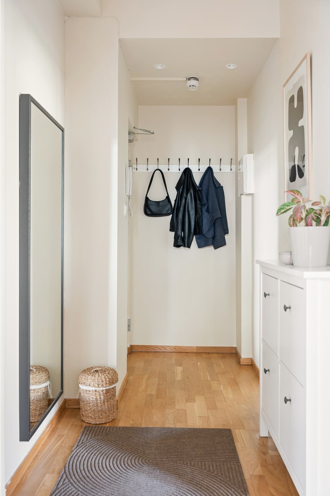 Her er det god plass til oppheng av yttertøy og annet ønskelig møblement. Galleribilde