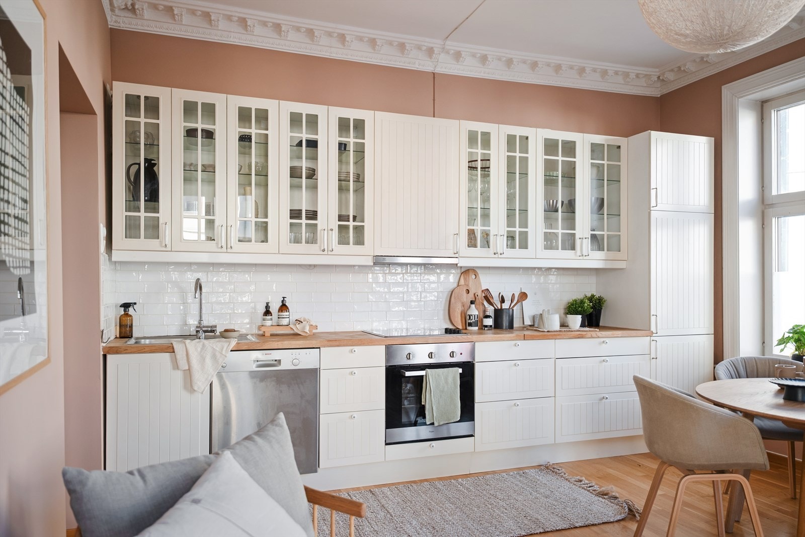 Kjøkkenet har en klassisk innredning med heltre benkeplate som er slipt ned og oljet i 2026. Galleribilde