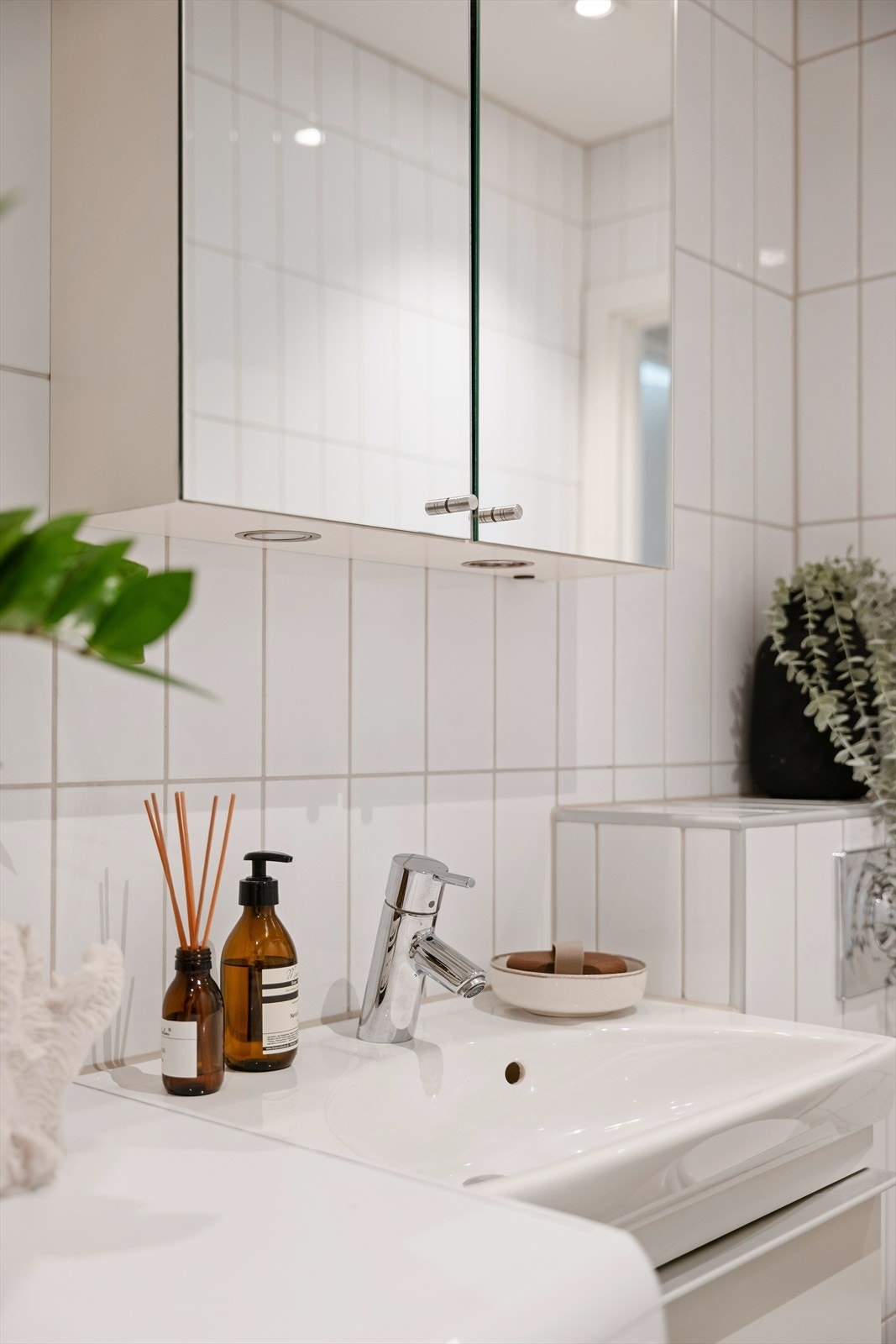 Badet fremstår moderne med komfortabel gulvvarme og malt himling med innfelte downlights. Galleribilde