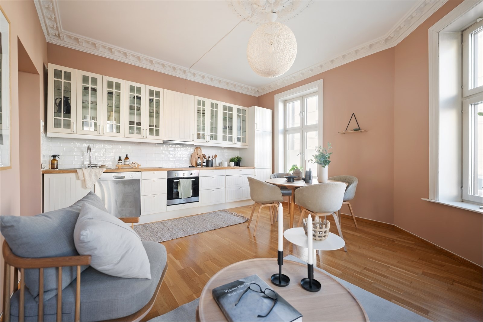 Dette er en klassisk og vakker 3-roms hjørneleilighet beliggende i en 1890-gård på populære Grünerløkka. Galleribilde