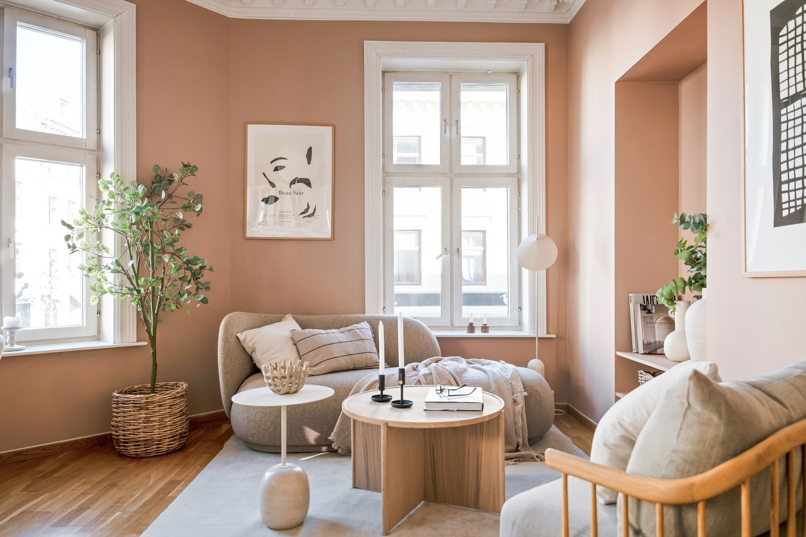 Veggene i stue og kjøkken er malt i 2025 og stukkaturen er renset i 2020. Galleribilde