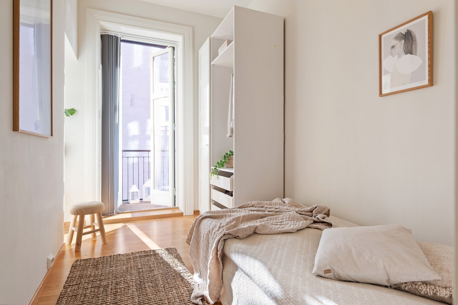 Fra hovedsoverommet er det direkte utgang til balkongen via en to-fløyet dør. Galleribilde