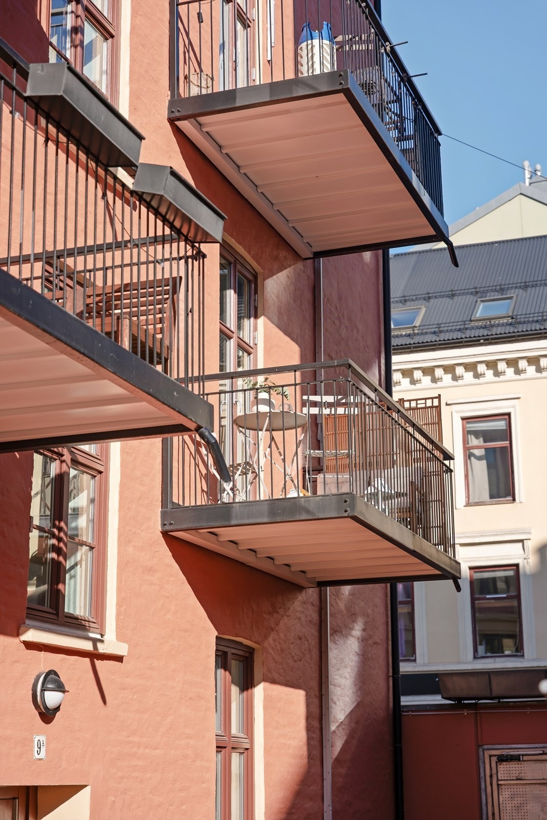 Leiligheten byr på en hyggelig sydøstvendt balkong, vendt mot en stille og trivelig bakgård. Galleribilde