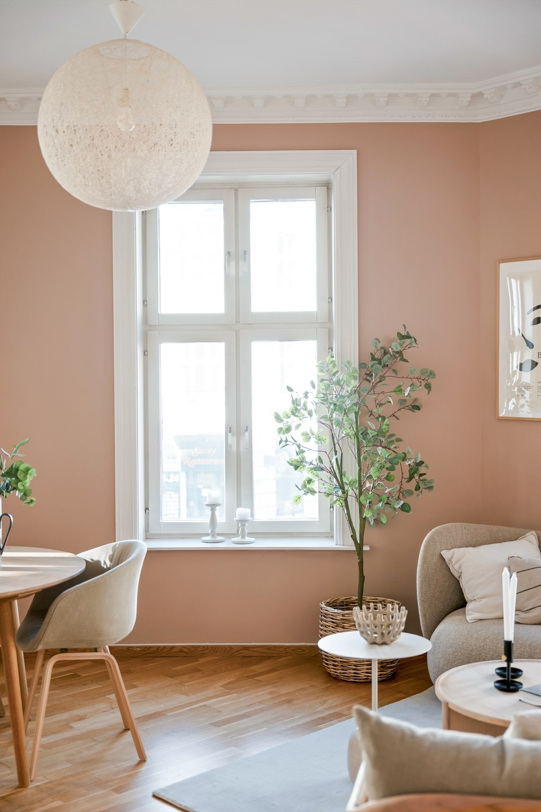 Store vinduer med brede karmer understreker bygårdens klassiske preg fra 1890. Galleribilde