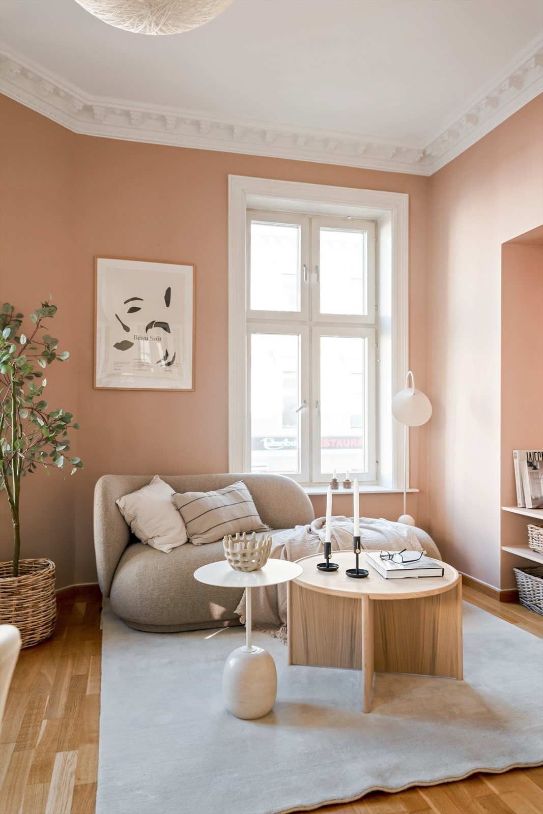 Stuen har god plass til både en romslig sofagruppe og spisebord. Galleribilde