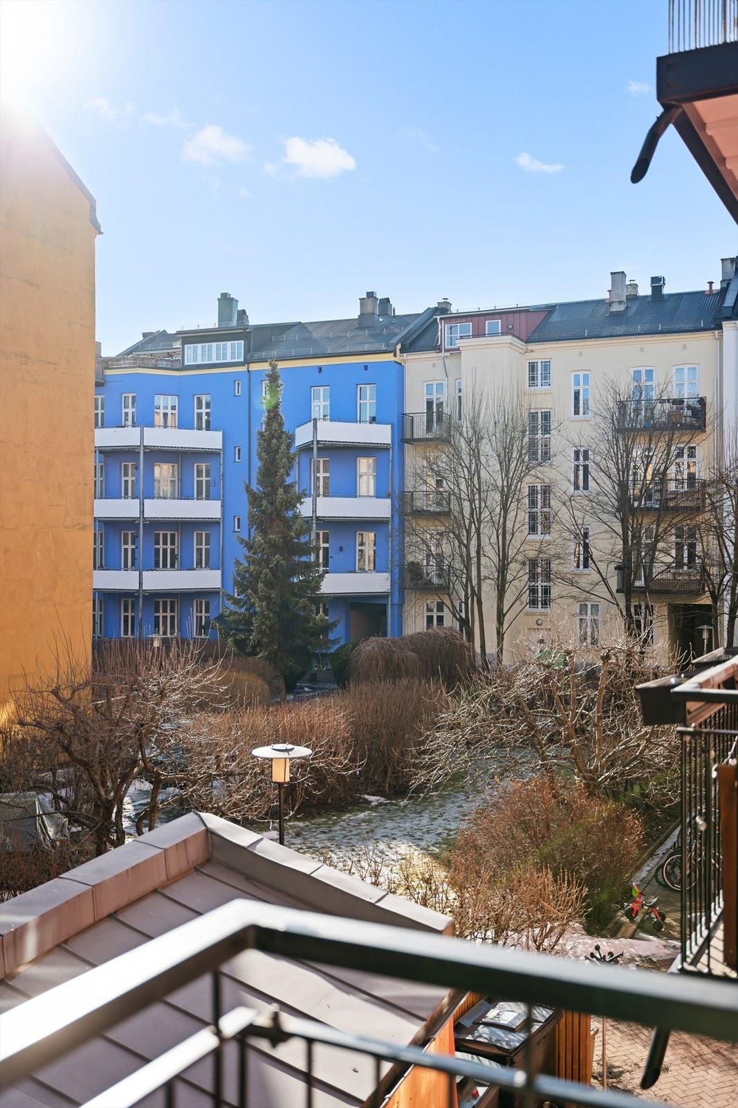 Fra balkongen ser du ut over borettslagets trivelige og grønne fellesareal. Galleribilde
