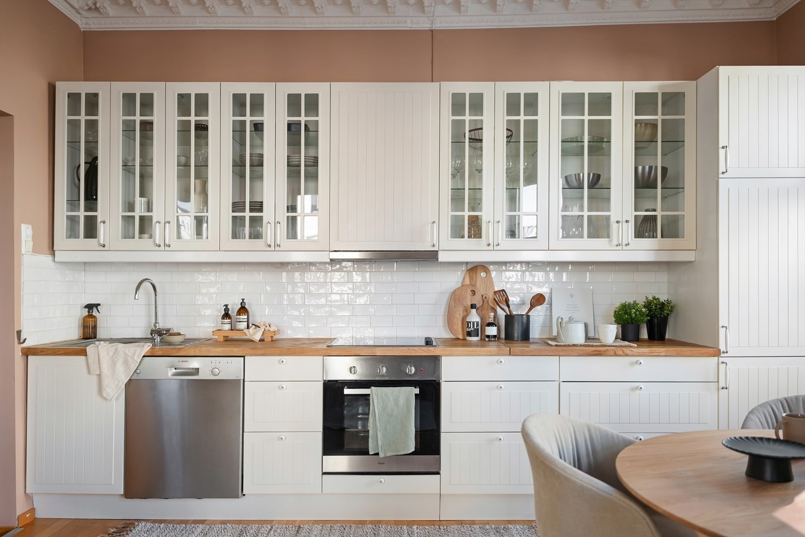 Rikelig med skapplass i både over- og underskap gir gode lagringsmuligheter. Galleribilde