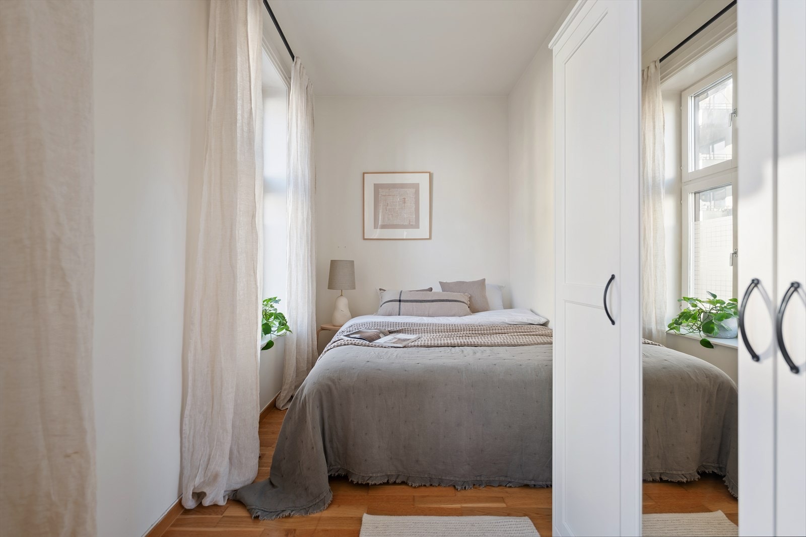 Hovedsoverommet har plass til dobbeltseng og medfølgende garderobe. Galleribilde