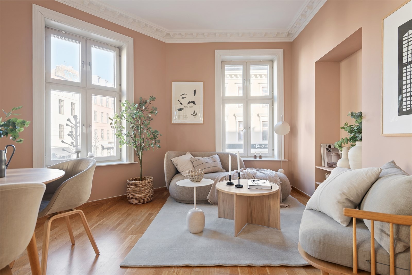 Som hjørneleilighet har stuen store vindusflater som slipper inn rikelig med naturlig lys. Galleribilde