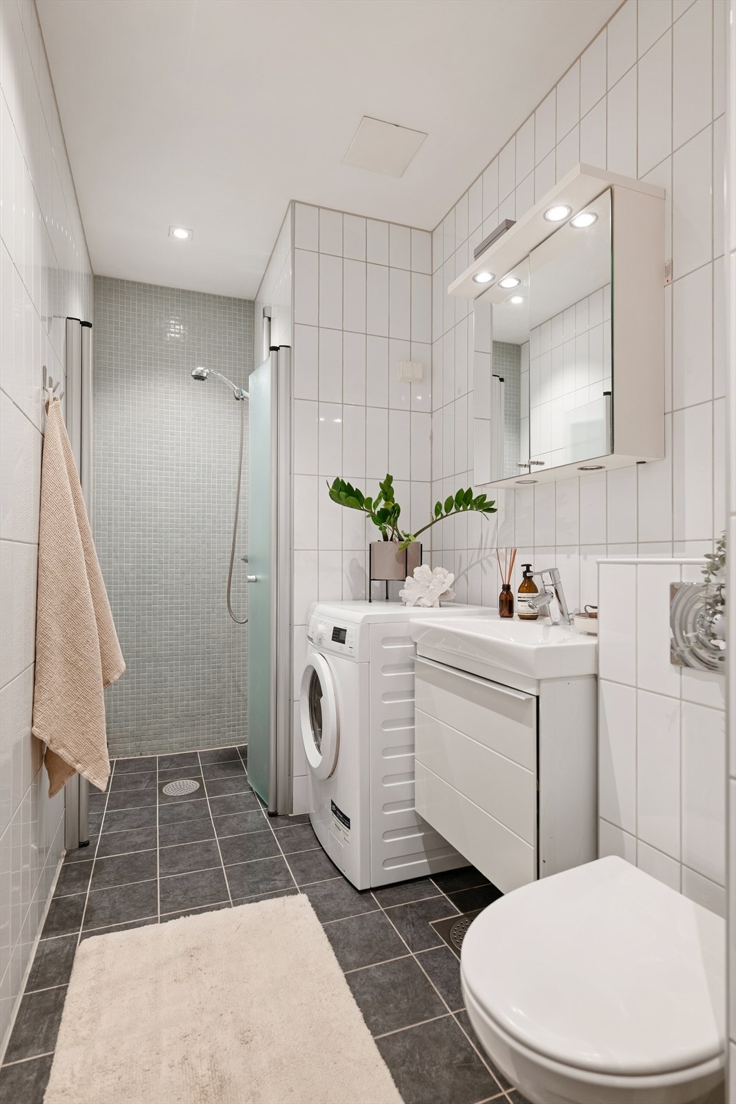 Flislagt bad fra 2006, ytterligere oppgradert i 2018 med ny membran og flis på flis på gulvet. Galleribilde