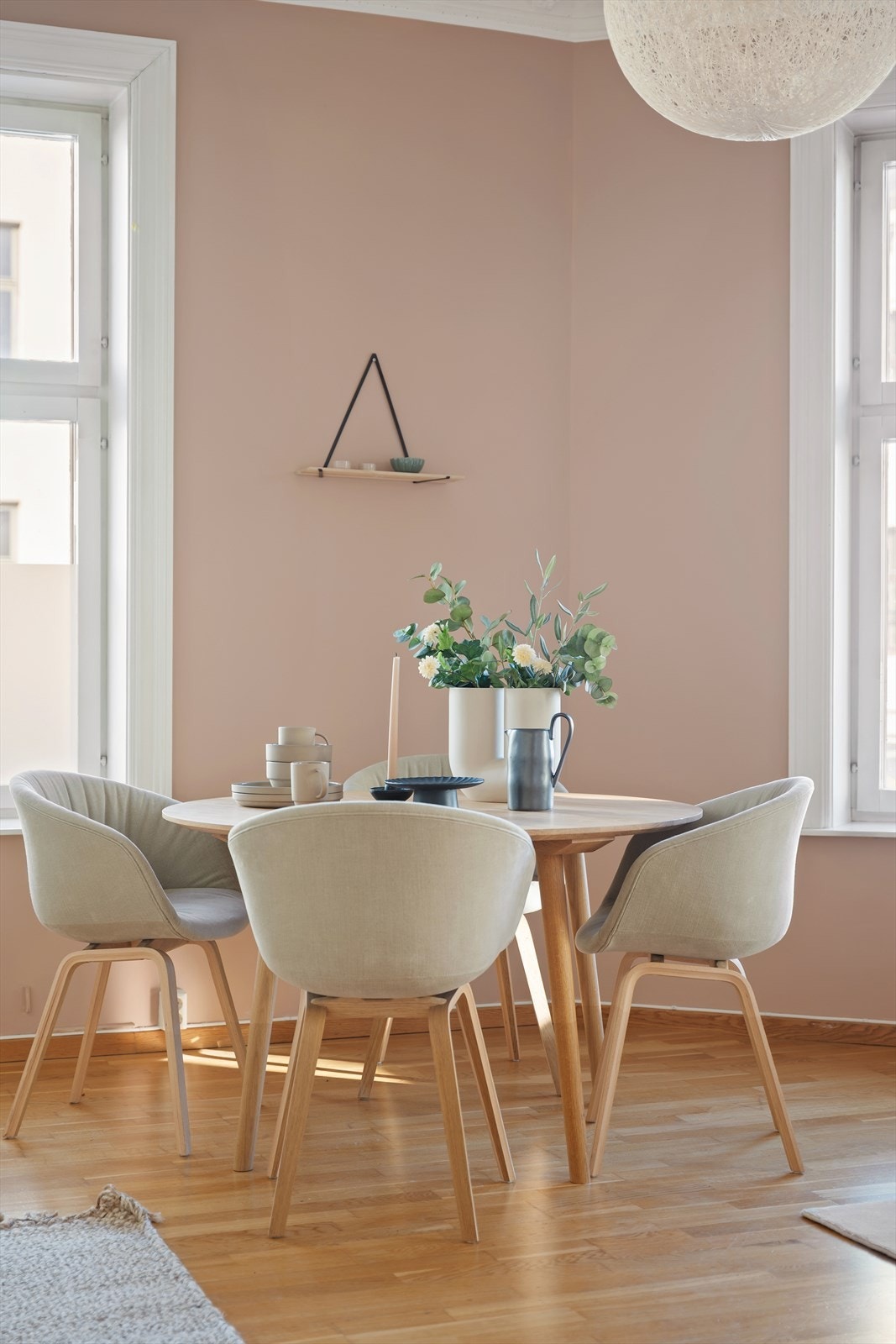 Kjøkkenet ligger i en åpen løsning, som gir et sosialt og romslig preg. Galleribilde